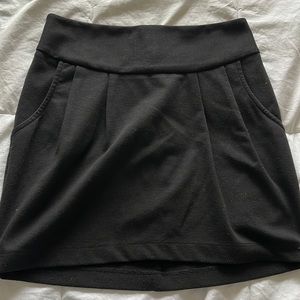 Black skirt with pockets